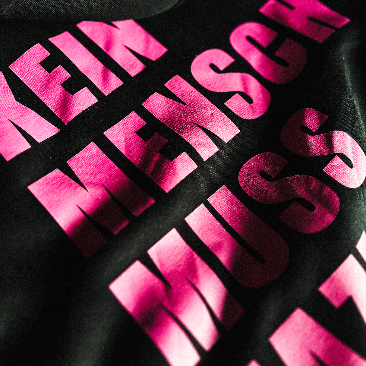 TYNA - Kein Mensch muss Nazi sein! - Hoodie