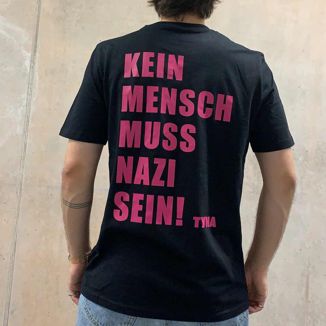 TYNA - Kein Mensch muss Nazi sein! - T-Shirt